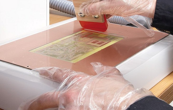 Applying the LPKF ProConduct paste Applying the LPKF ProConduct paste