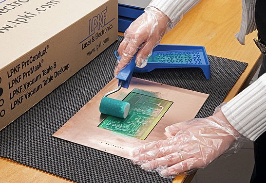 [Translate to USA:] Apply the lacquer