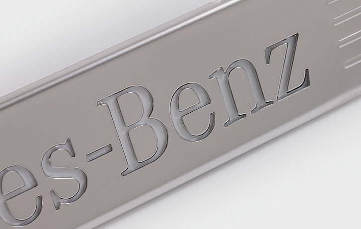 [Translate to USA:] Laser welded backlit doorstep