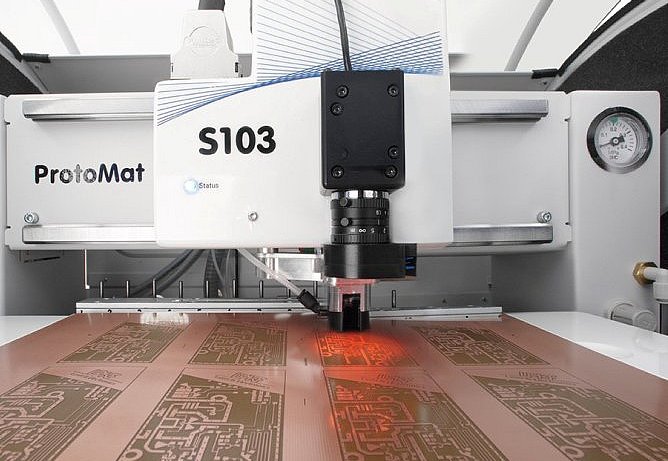 Milling the printed circuit board with an LPKF circuit board plotter Milling the printed circuit board with an LPKF circuit board plotter