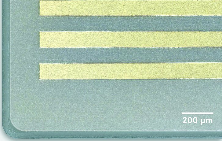 Structuring and cutting of GaN with a gold layer Strukturieren und Schneiden von GaN mit Goldlayer